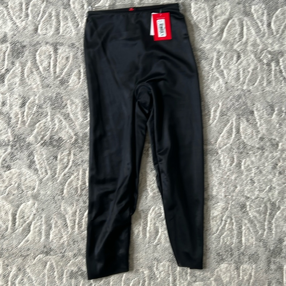 Spanx skinny britches capri. Size small. Black. NWT